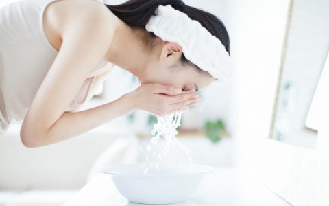 去臉油的小妙招，臉上老是出油怎么改善