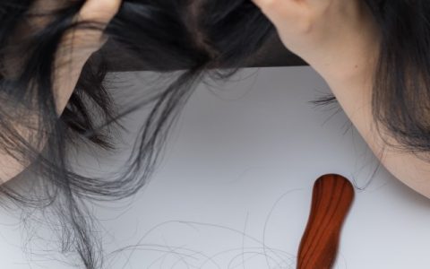 青少年掉頭發(fā)是腎虛嗎，四種病因是導(dǎo)致脫發(fā)的關(guān)鍵所在