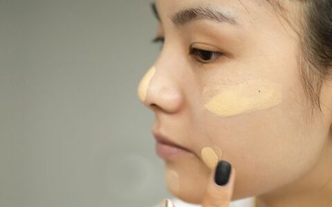涂完粉底液后面部比較白皙 需要隔幾分鐘看效果