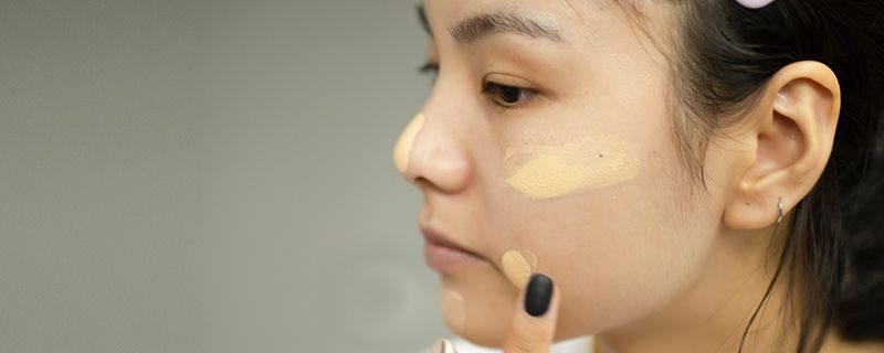 涂完粉底液后面部比較白皙 需要隔幾分鐘看效果