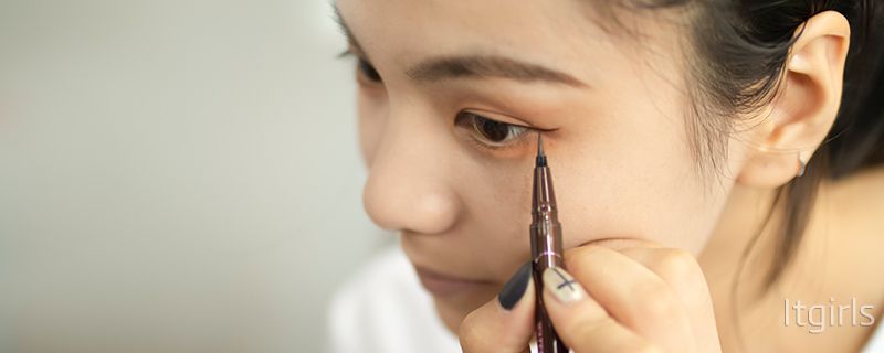 腫眼泡怎么緩解眼妝問(wèn)題 使眼睛看上去更神