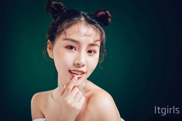 適合90后女生的發(fā)型 半扎丸子頭搭配小心機(jī)八字劉海更好看