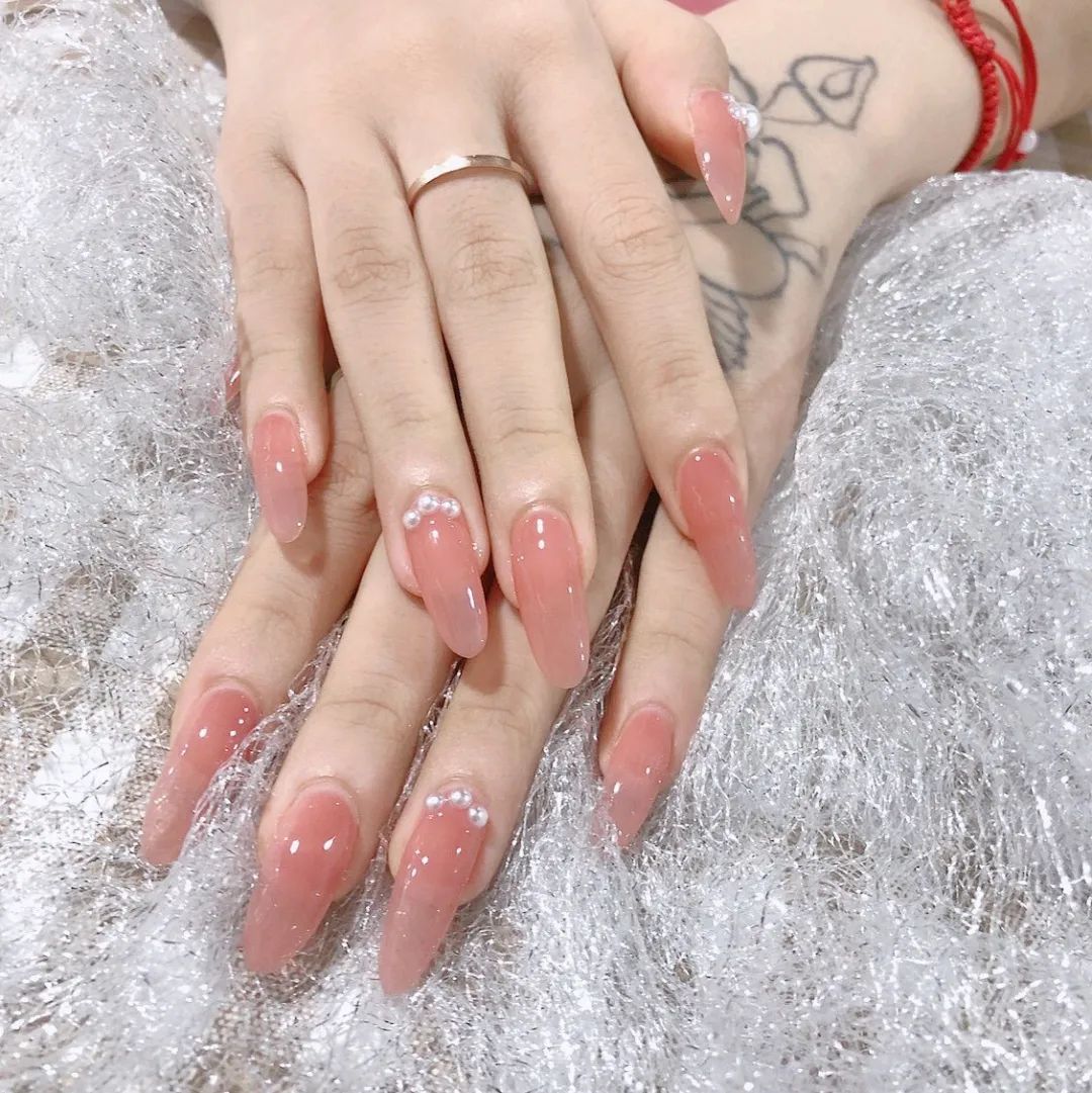不要再小清新了！試試今夏最酷“辣妹風(fēng)”美甲！