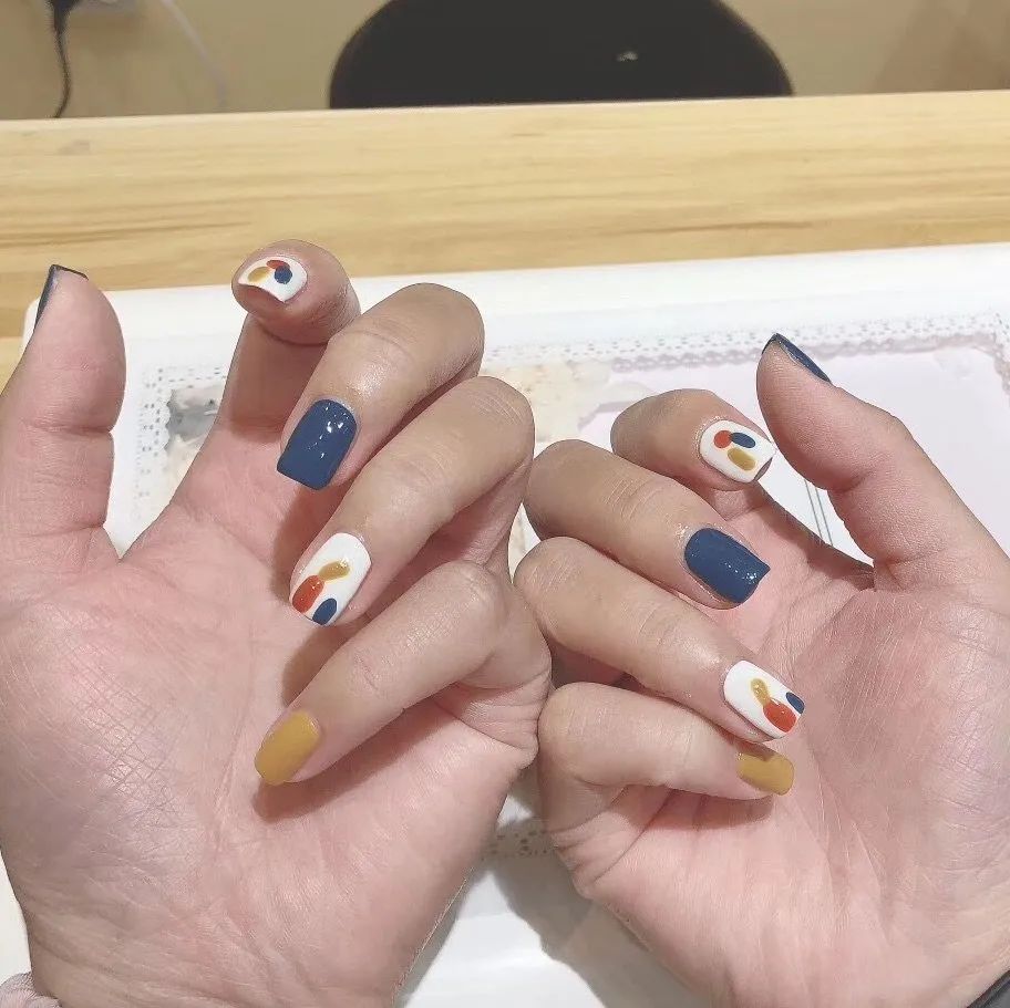 原來亂涂亂畫的美甲也能這么好看！這里有你喜歡的嗎？