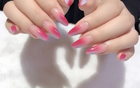 不要再小清新了！試試今夏最酷“辣妹風”美甲！
