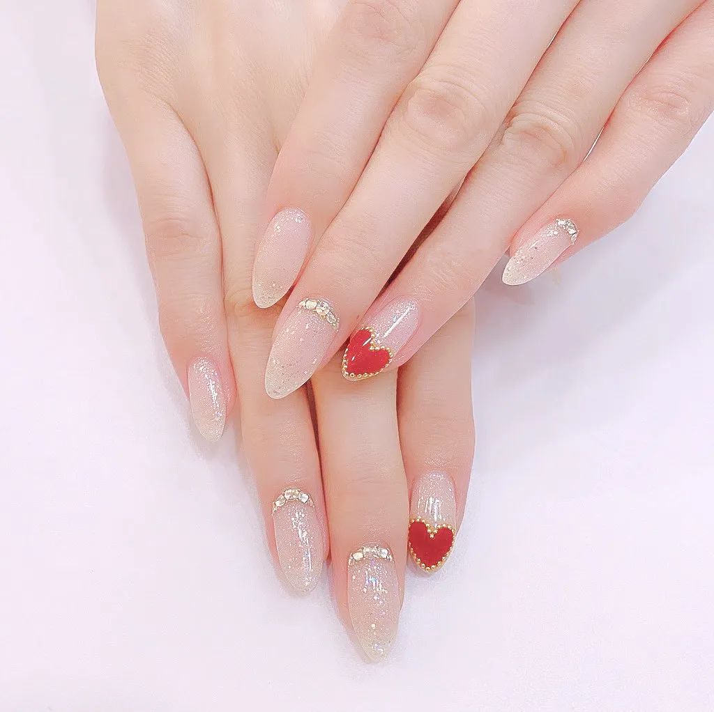 簡(jiǎn)約耐看的小碎鉆美甲，超適合結(jié)婚
