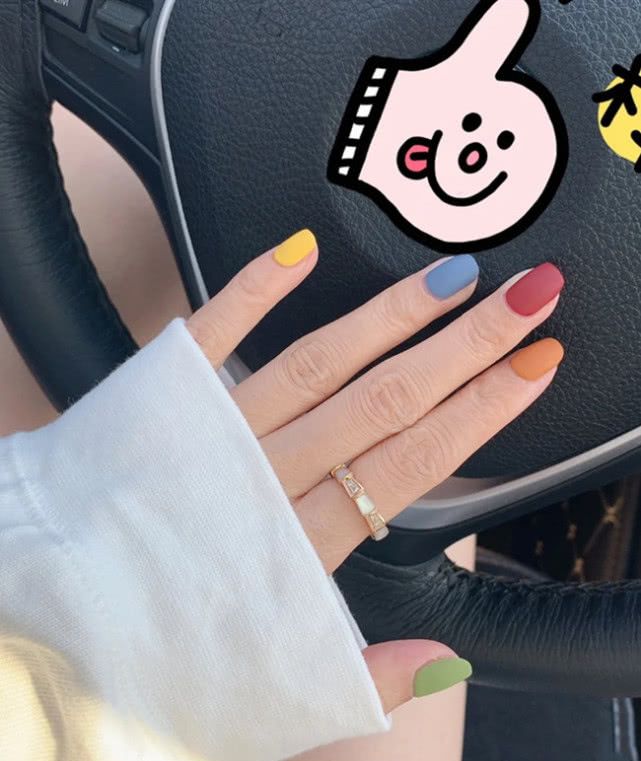  夏天顯手白的氣質(zhì)美甲圖片 每一款都讓人心動(dòng)！