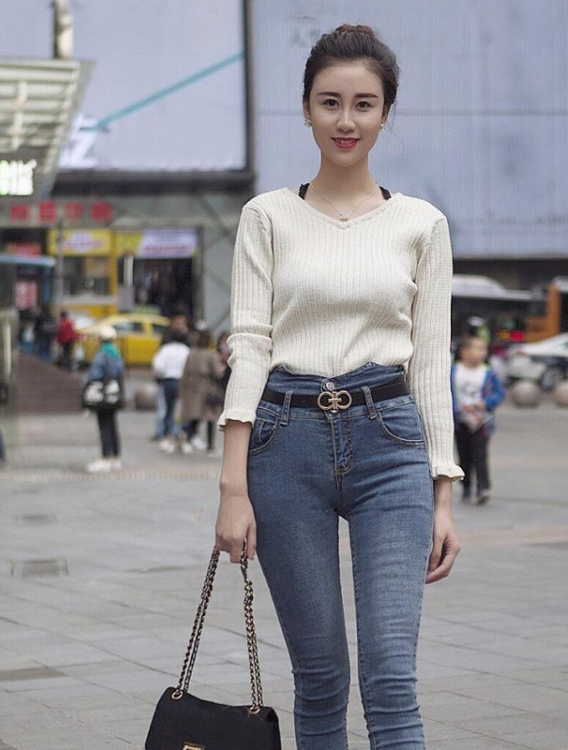  氣質(zhì)女生的初秋牛仔褲穿搭，休閑利落還顯身材，值得借鑒