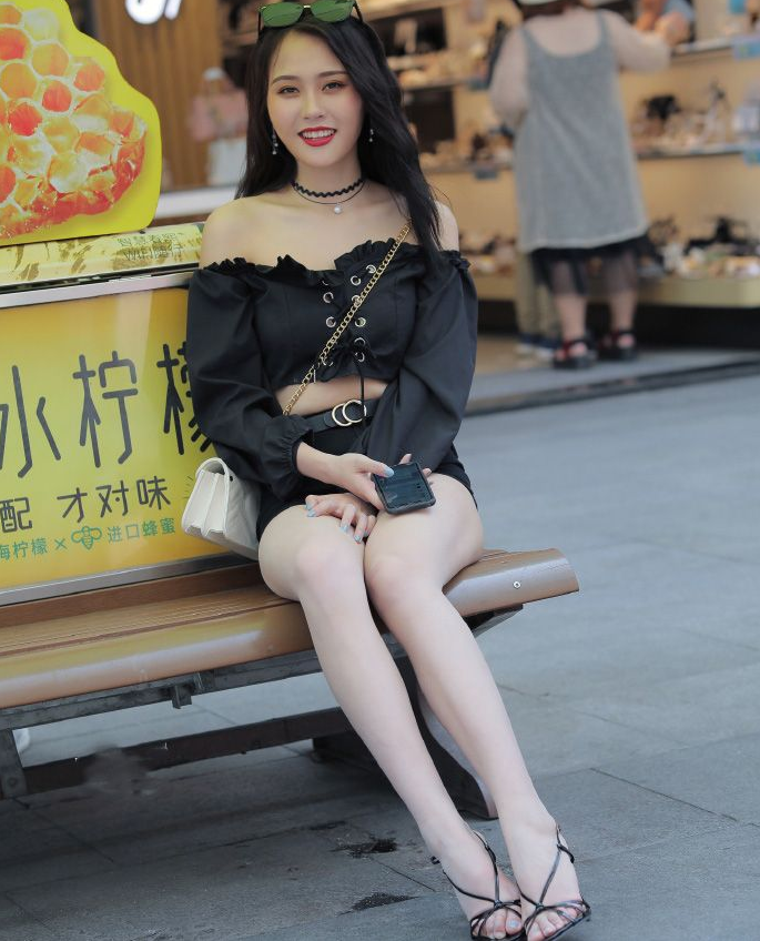  身材優(yōu)勢(shì)太明顯？超短褲配涼鞋竟能穿出時(shí)尚感，厲害了
