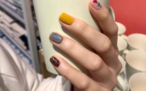 現(xiàn)在很多人不做美甲了！都戴上孟美岐同款金屬指甲，摘戴超方便