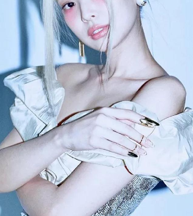 現(xiàn)在很多人不做美甲了！都戴上孟美岐同款金屬指甲，摘戴超方便