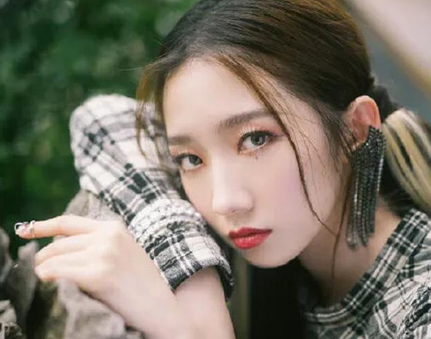  現(xiàn)在很多人不做美甲了！都戴上孟美岐同款金屬指甲，摘戴超方便