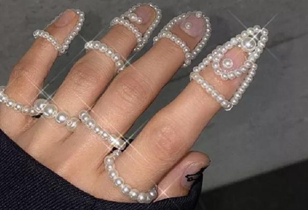  現(xiàn)在很多人不做美甲了！都戴上孟美岐同款金屬指甲，摘戴超方便