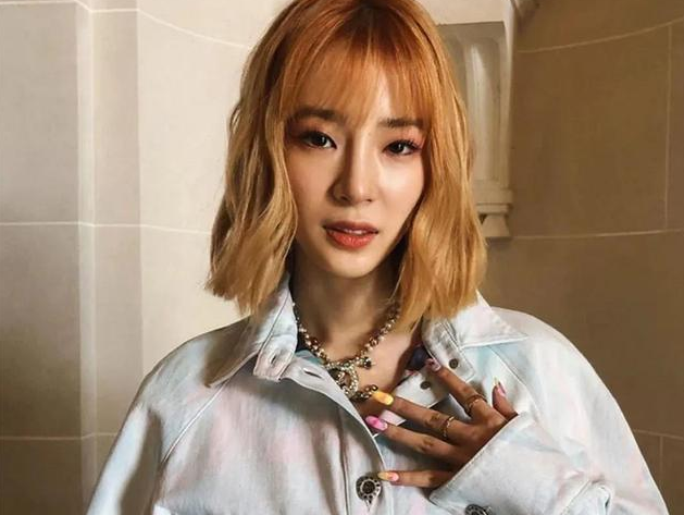  現(xiàn)在很多人不做美甲了！都戴上孟美岐同款金屬指甲，摘戴超方便