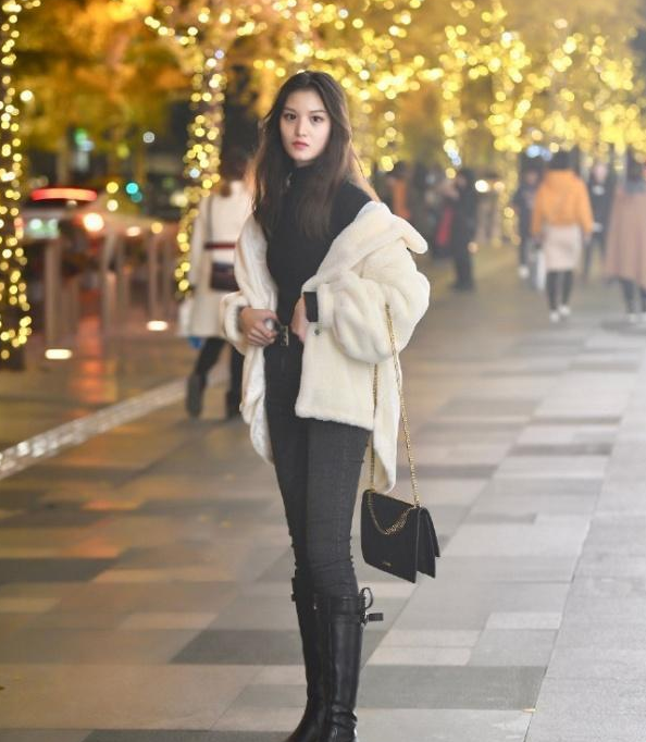  風(fēng)度翩翩休閑又不失女人味，牛仔褲給你帶來不一樣的酷感