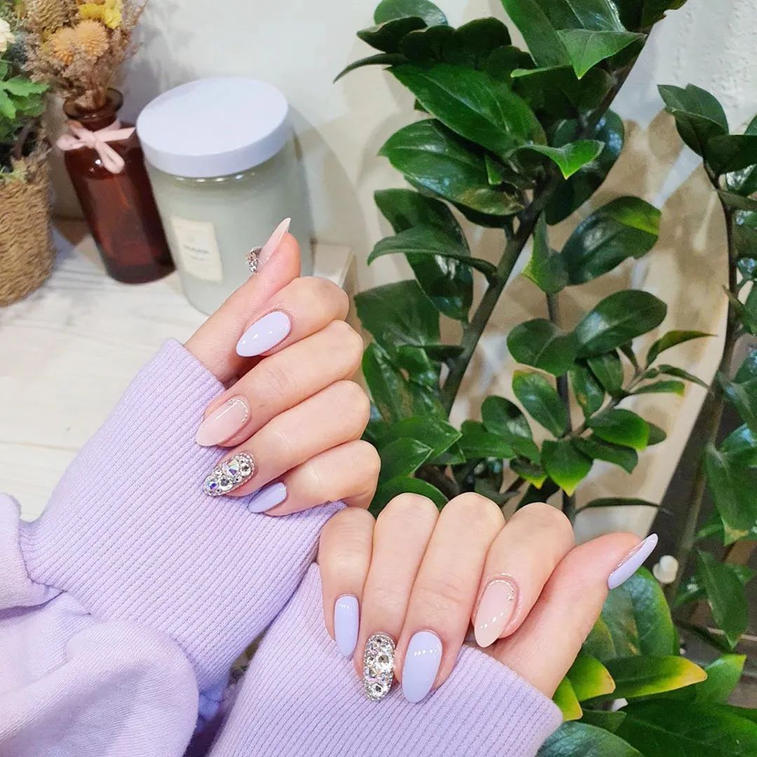 簡(jiǎn)約耐看的小碎鉆美甲，超適合結(jié)婚