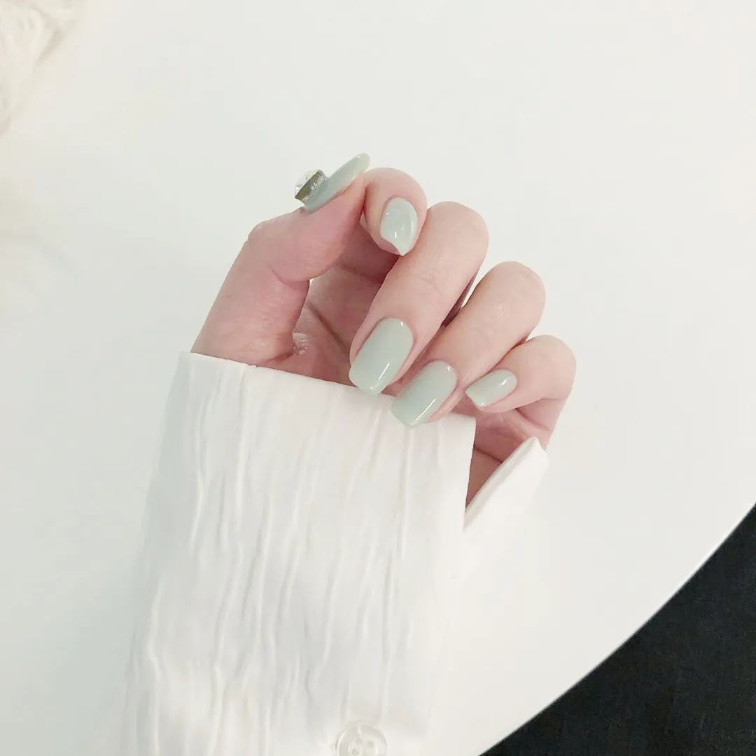 不如，讓純色系美甲承包你這個秋天