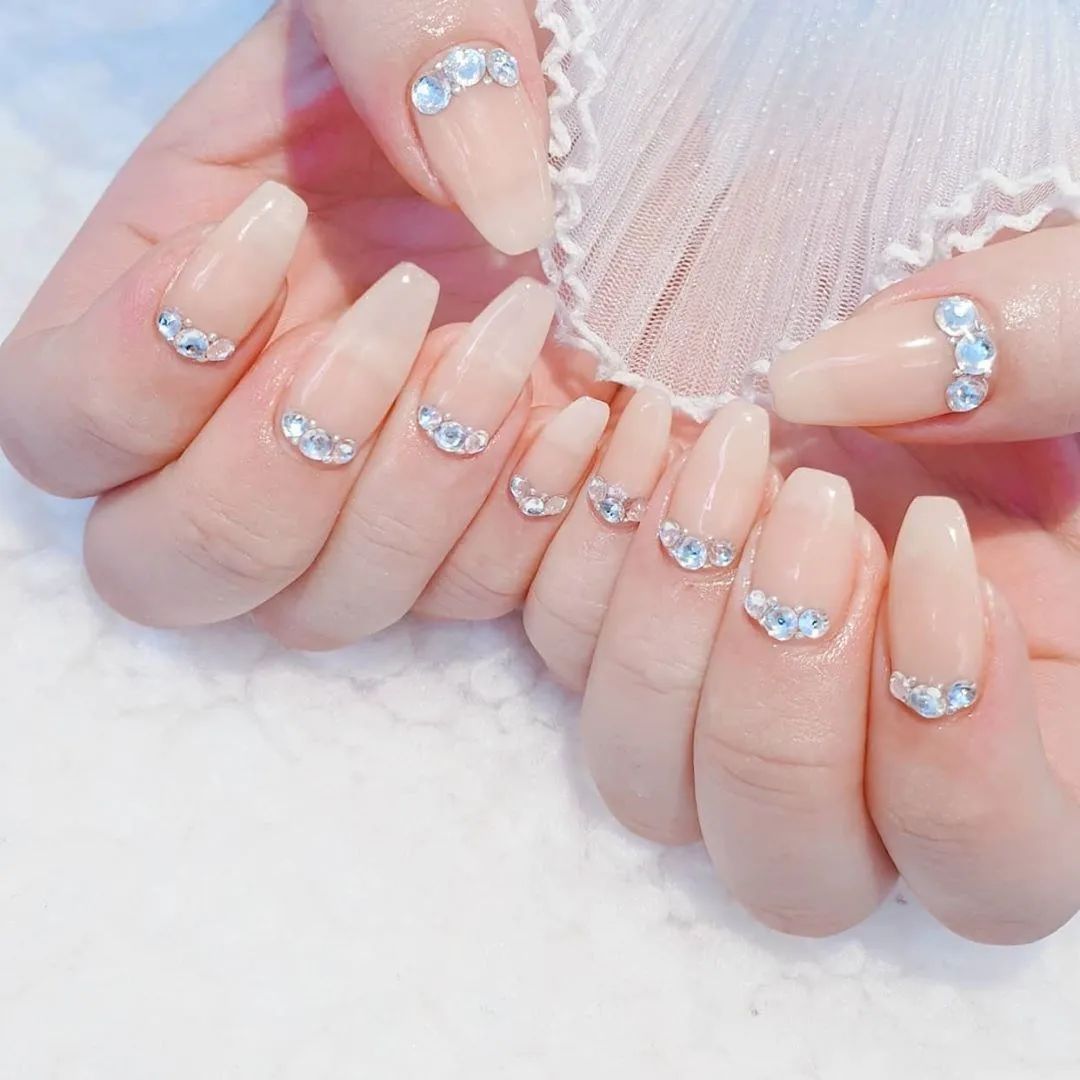 簡約耐看的小碎鉆美甲，超適合結(jié)婚