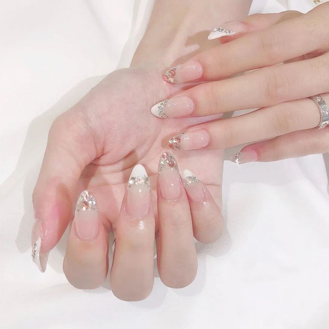 簡(jiǎn)約耐看的小碎鉆美甲，超適合結(jié)婚