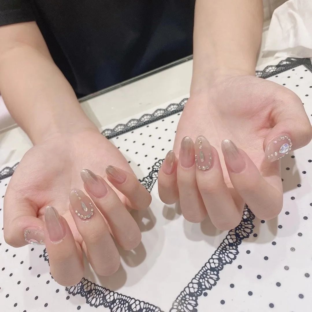 簡(jiǎn)約耐看的小碎鉆美甲，超適合結(jié)婚
