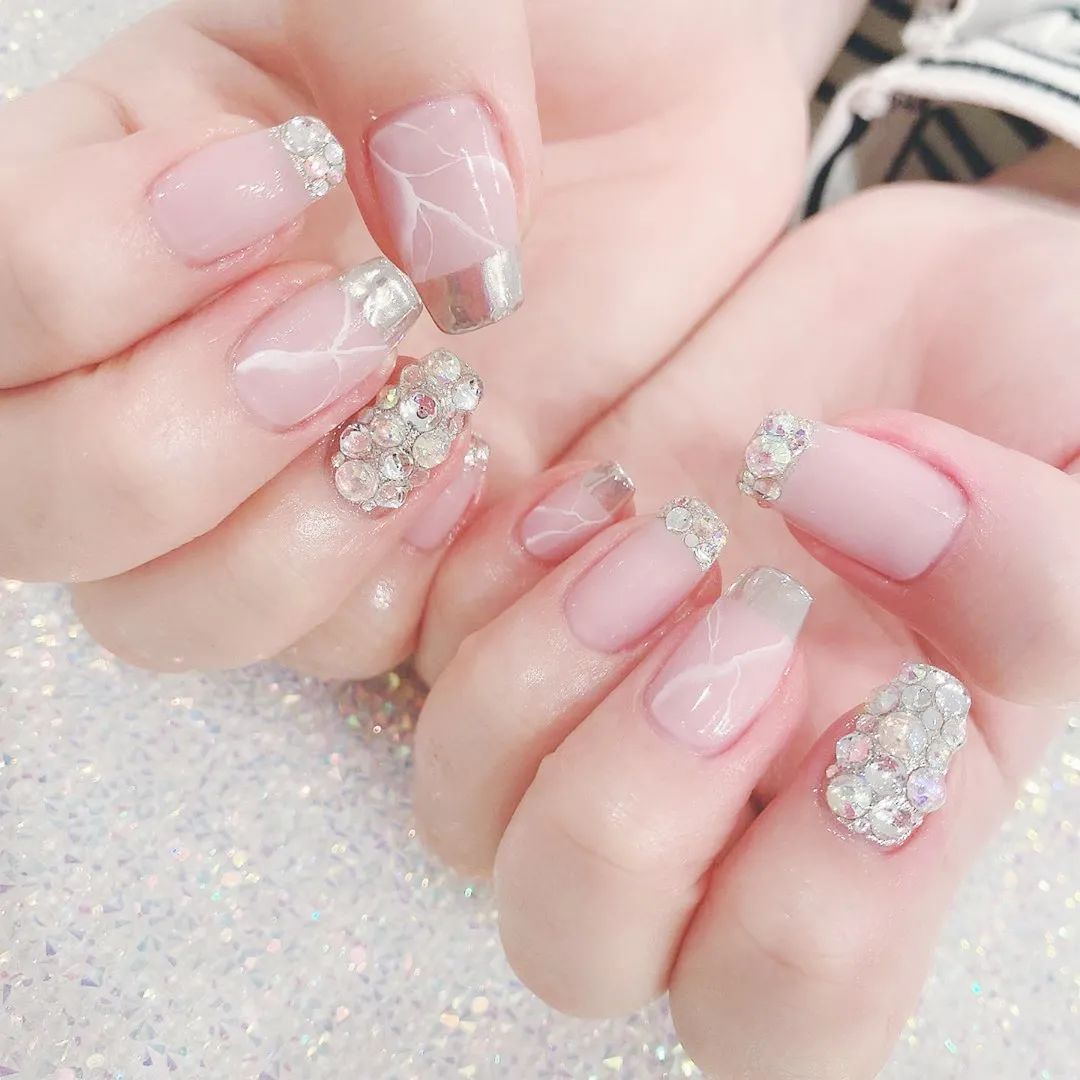 簡(jiǎn)約耐看的小碎鉆美甲，超適合結(jié)婚