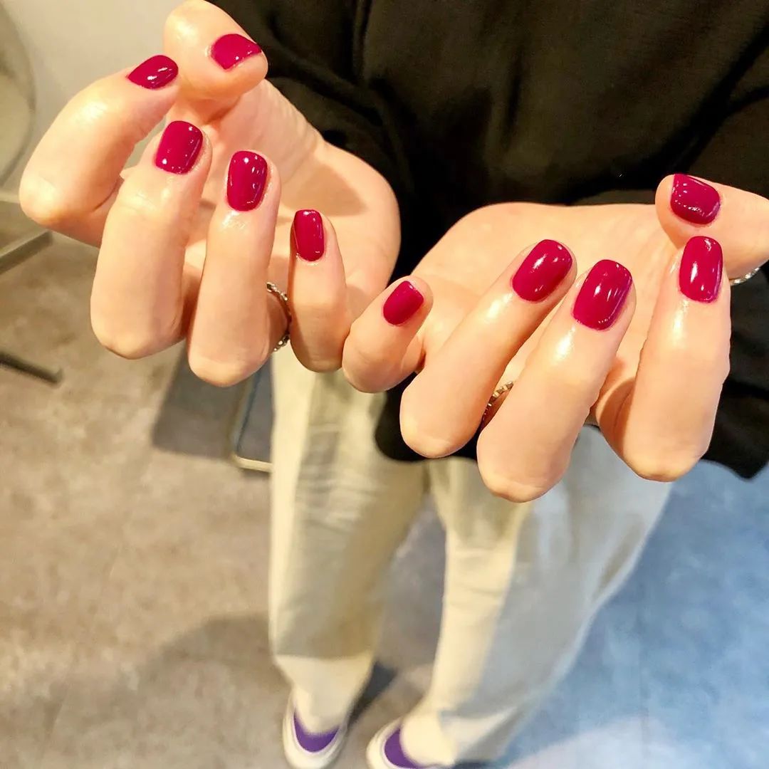 不如，讓純色系美甲承包你這個秋天