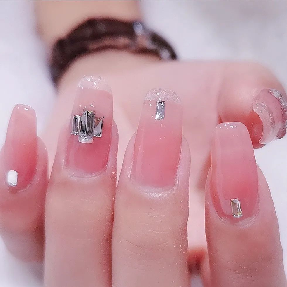 簡(jiǎn)約耐看的小碎鉆美甲，超適合結(jié)婚