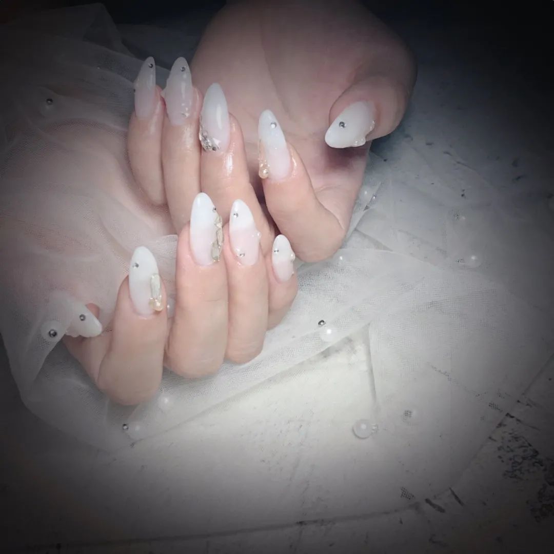 簡(jiǎn)約耐看的小碎鉆美甲，超適合結(jié)婚