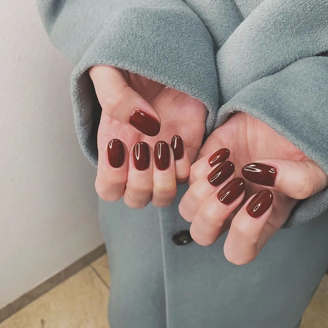 不如，讓純色系美甲承包你這個秋天