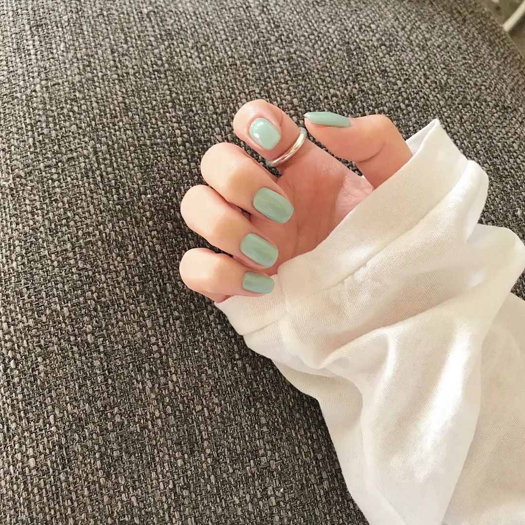 不如，讓純色系美甲承包你這個秋天
