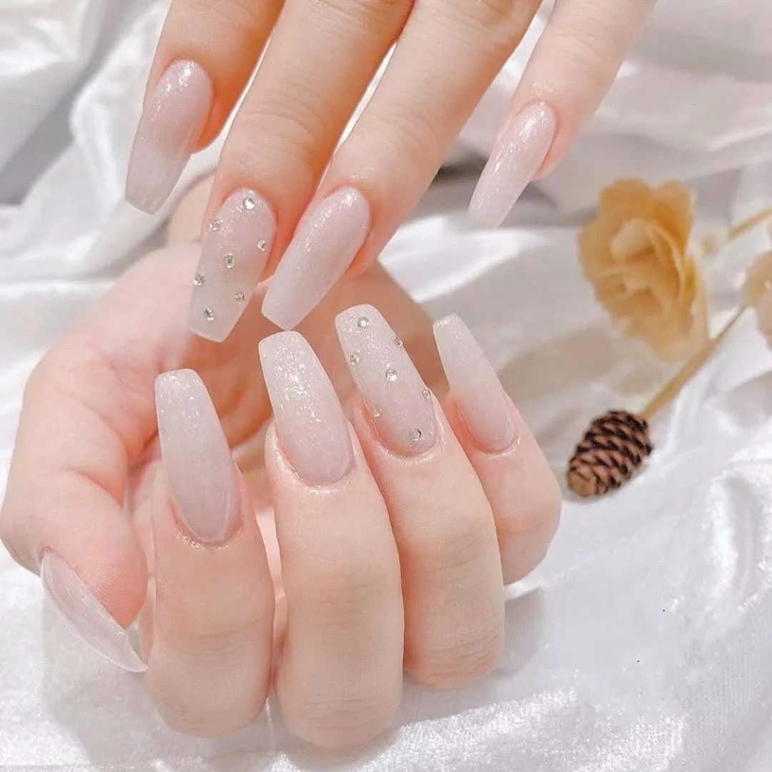 簡(jiǎn)約耐看的小碎鉆美甲，超適合結(jié)婚