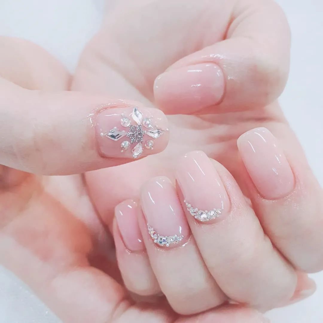 簡(jiǎn)約耐看的小碎鉆美甲，超適合結(jié)婚