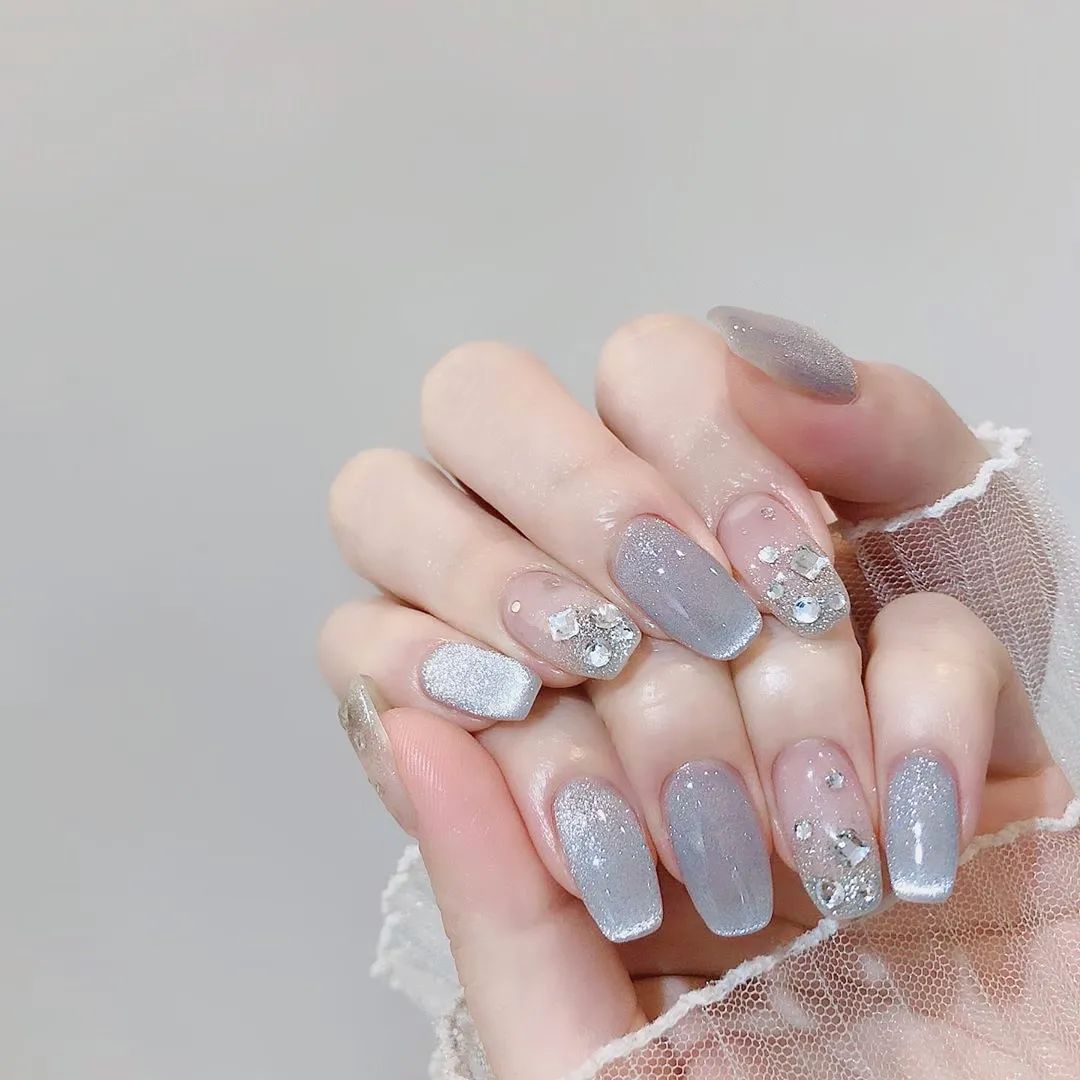 簡(jiǎn)約耐看的小碎鉆美甲，超適合結(jié)婚