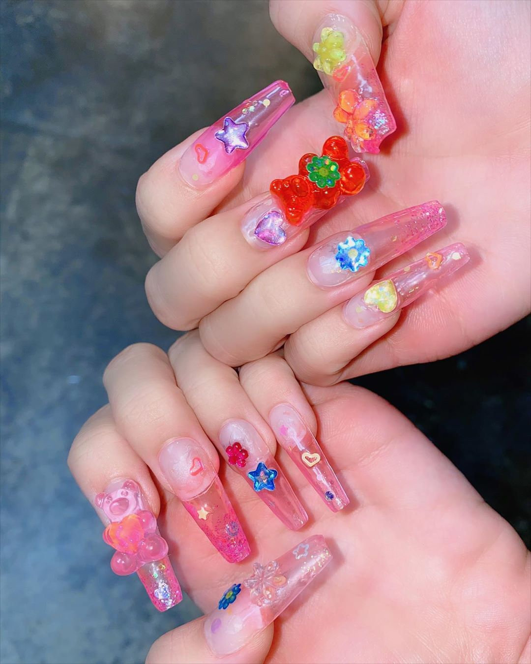 小熊軟糖、美式貼紙風超可愛！BLACKPINK、賽琳娜新歌〈Ice Cream〉MV美甲樣式公開，每一款都超萌插圖(2)