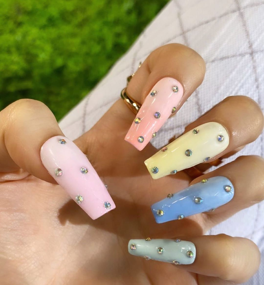 小熊軟糖、美式貼紙風超可愛！BLACKPINK、賽琳娜新歌〈Ice Cream〉MV美甲樣式公開，每一款都超萌插圖(9)
