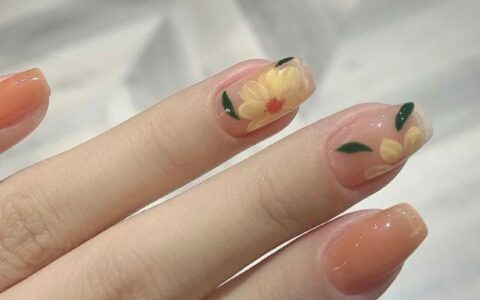 在手指上綻放的花卉美甲，凸顯“精致透徹”，意外的很高級