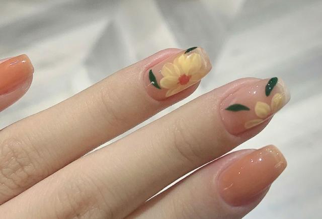 在手指上綻放的花卉美甲，凸顯“精致透徹”，意外的很高級(jí)
