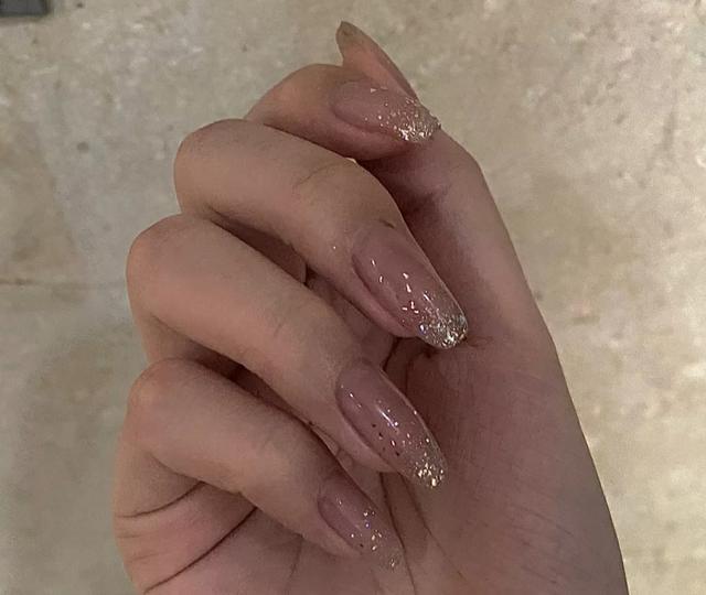 在手指上綻放的花卉美甲，凸顯“精致透徹”，意外的很高級(jí)