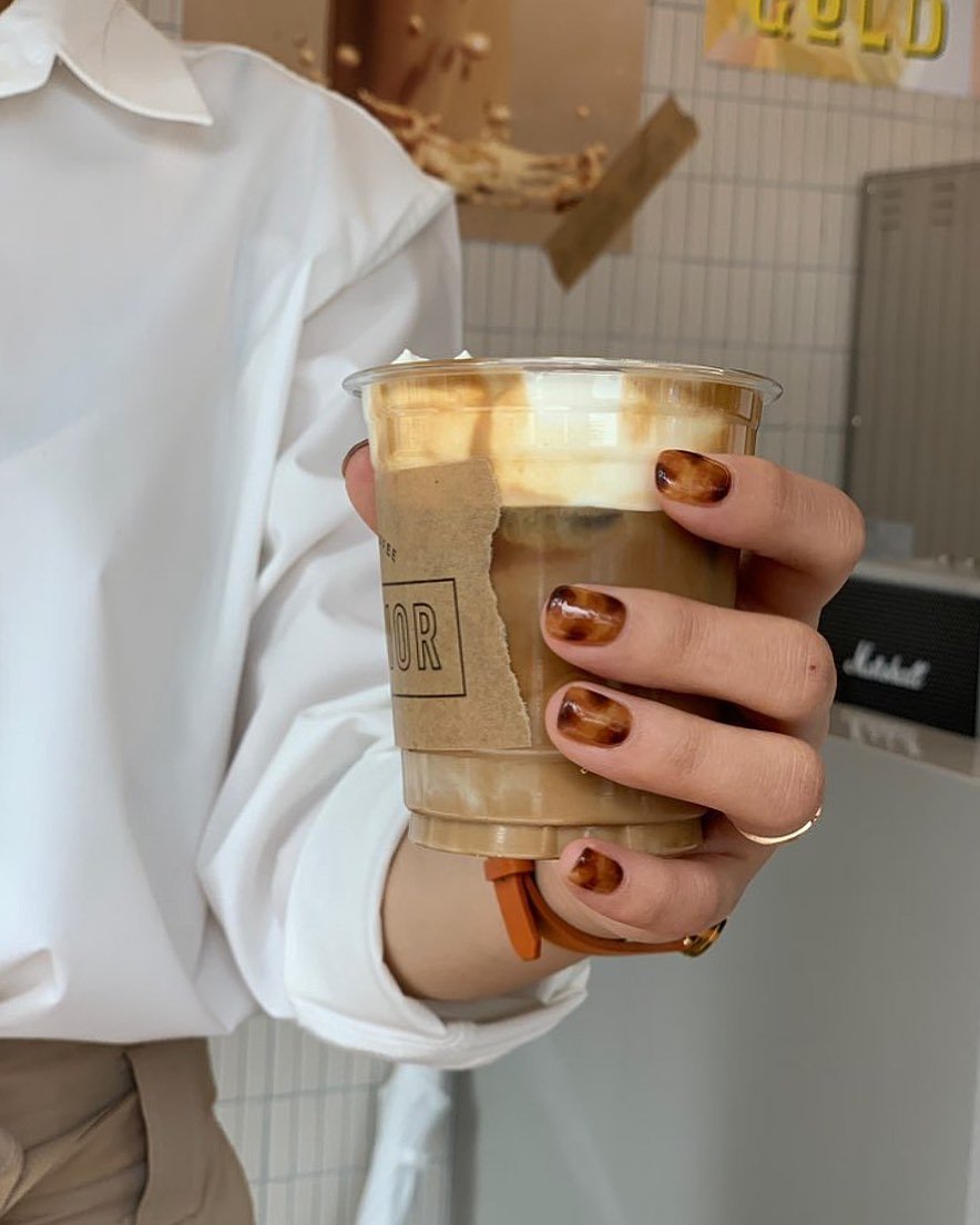 【2020秋冬美甲】溫柔顯白「琥珀暈染」美甲靈感讓指尖?間增添知性美！