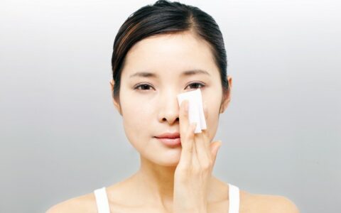 油痘肌怎么改善，油性皮膚不長(zhǎng)痘的秘訣