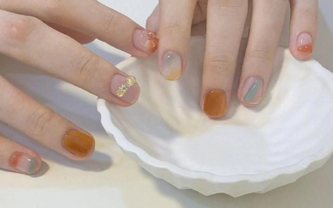 皮膚黃的女生涂什么顏色的美甲好看？這幾款美甲巨顯白又時(shí)髦