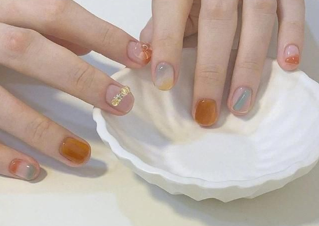  皮膚黃的女生涂什么顏色的美甲好看？這幾款美甲巨顯白又時髦
