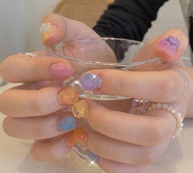  皮膚黃的女生涂什么顏色的美甲好看？這幾款美甲巨顯白又時髦