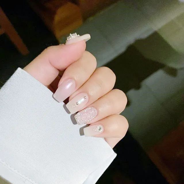 極光色美甲怎么搭才好看？