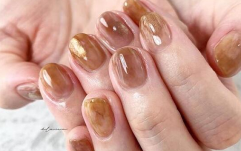 時(shí)冷時(shí)熱的季節(jié)做什么美甲好看？琥珀色非常優(yōu)雅又顯白