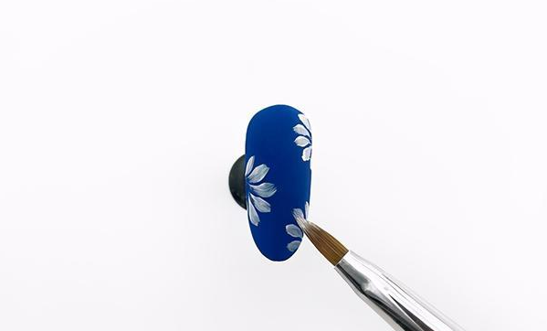  藍(lán)色小雛菊美甲怎么畫好看？磨砂封層更有質(zhì)感！