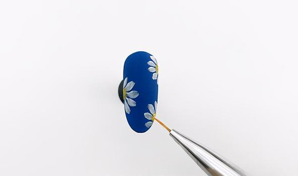  藍(lán)色小雛菊美甲怎么畫(huà)好看？磨砂封層更有質(zhì)感！