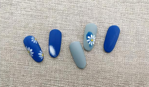  藍(lán)色小雛菊美甲怎么畫好看？磨砂封層更有質(zhì)感！