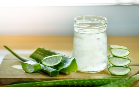 蘆薈可以直接涂在臉上嗎，新鮮蘆薈直接涂臉上會(huì)有什么后果？