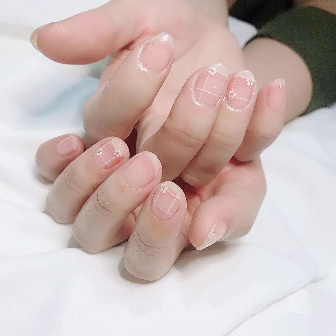 沒有底色的極簡風(fēng)格美甲，低調(diào)而又不失高級！